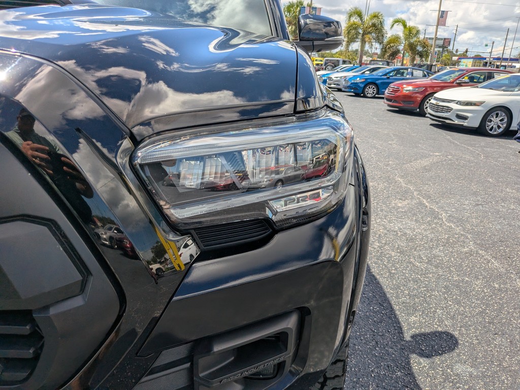 Toyota Tacoma 4WD Vehicle Full-screen Gallery Image 07