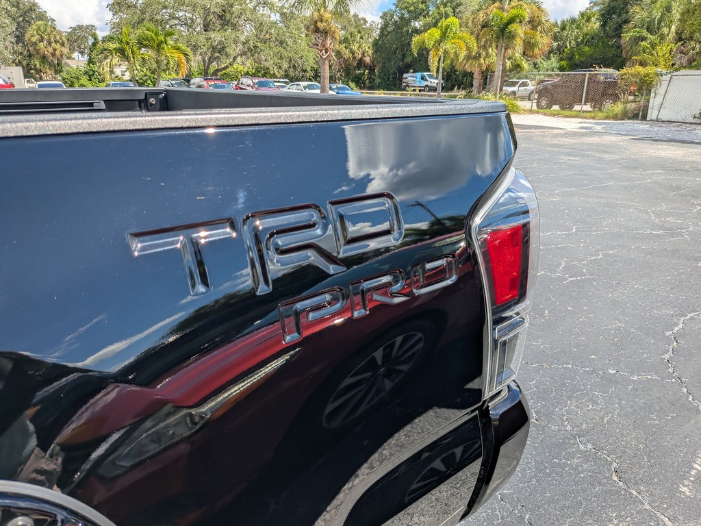 Toyota Tacoma 4WD Vehicle Full-screen Gallery Image 08