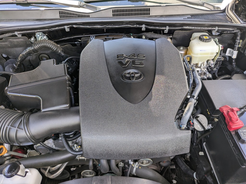 Toyota Tacoma 4WD Vehicle Full-screen Gallery Image 09