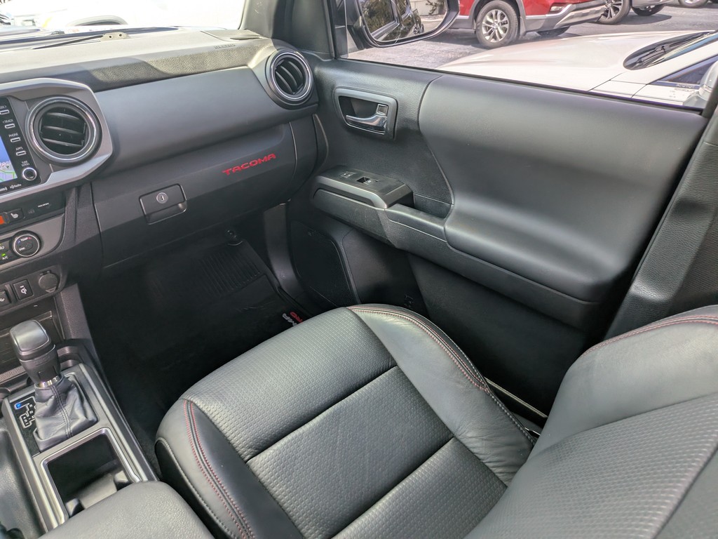 Toyota Tacoma 4WD Vehicle Full-screen Gallery Image 13