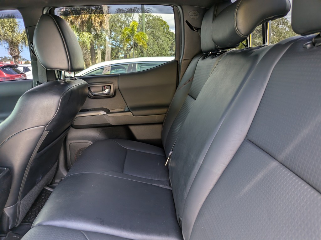 Toyota Tacoma 4WD Vehicle Full-screen Gallery Image 14