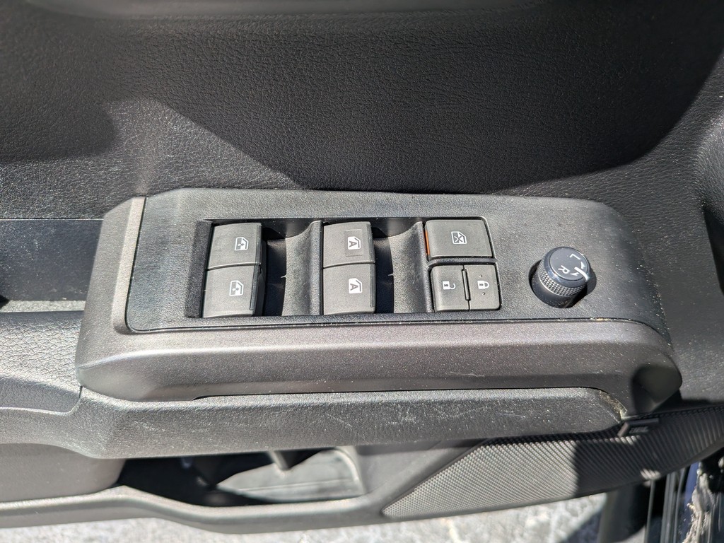 Toyota Tacoma 4WD Vehicle Full-screen Gallery Image 15
