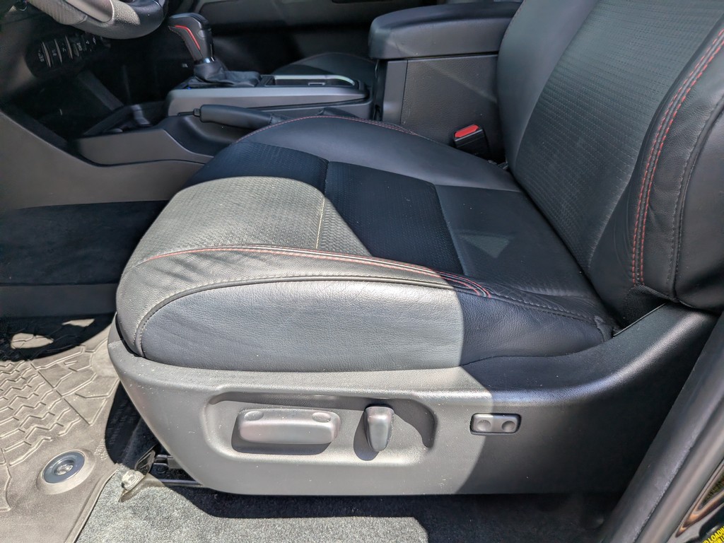 Toyota Tacoma 4WD Vehicle Full-screen Gallery Image 17