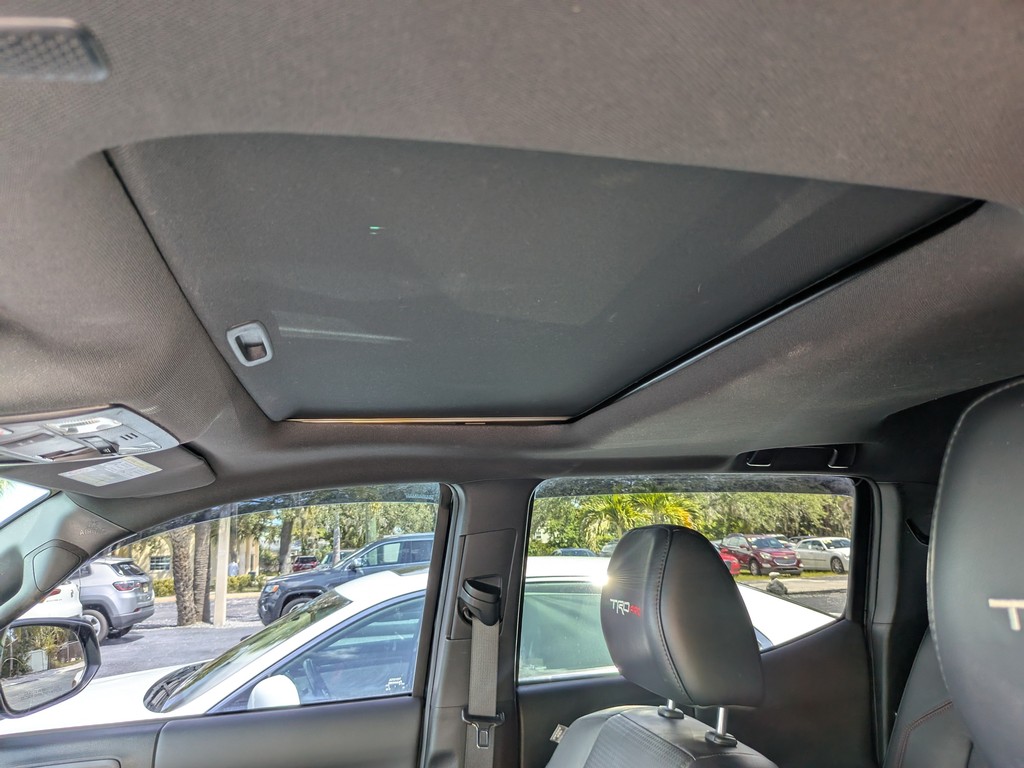 Toyota Tacoma 4WD Vehicle Full-screen Gallery Image 18