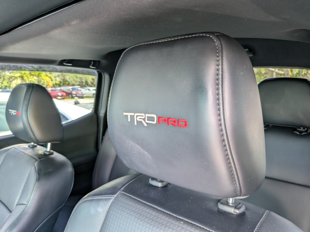 Toyota Tacoma 4WD Vehicle Full-screen Gallery Image 19