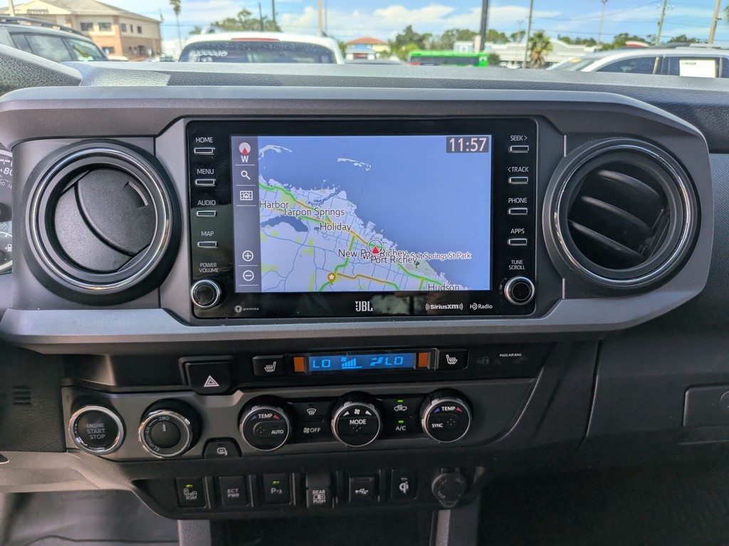 Toyota Tacoma 4WD Vehicle Full-screen Gallery Image 21