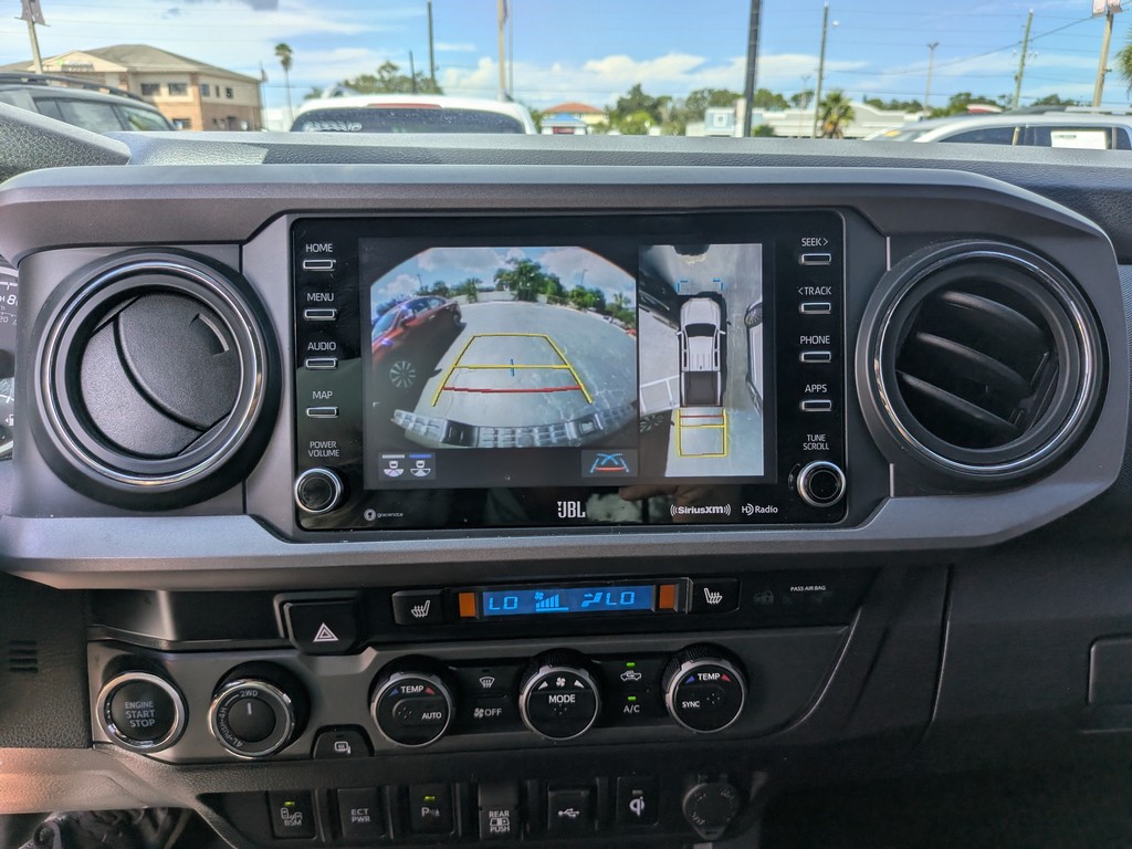 Toyota Tacoma 4WD Vehicle Full-screen Gallery Image 22