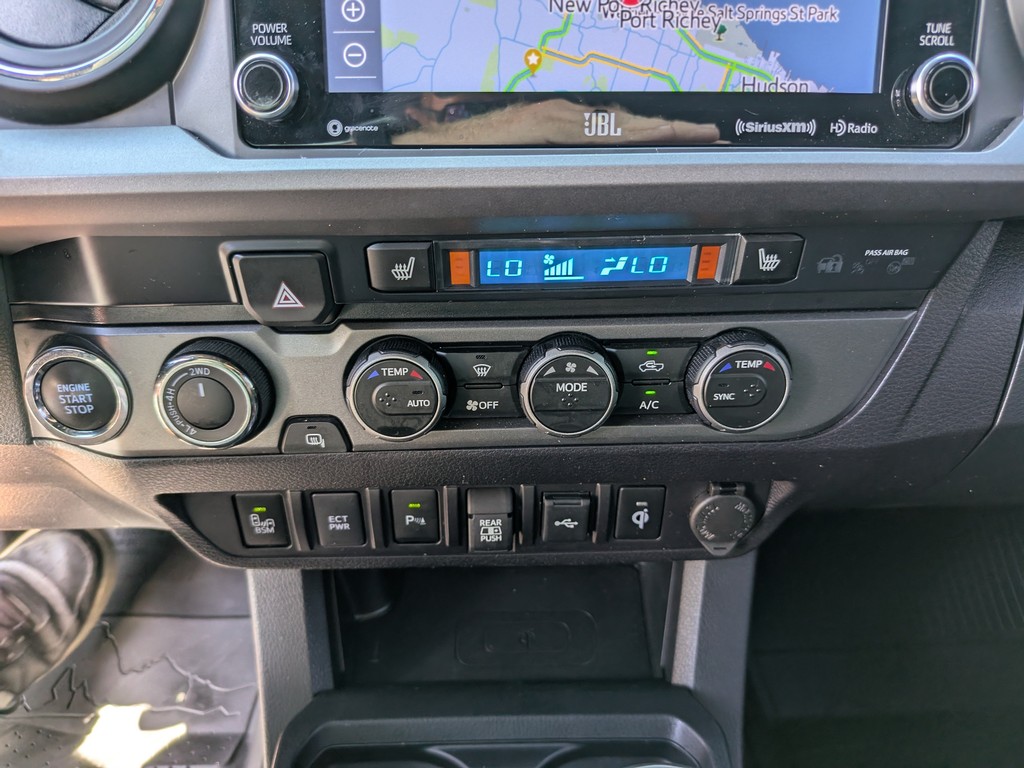 Toyota Tacoma 4WD Vehicle Full-screen Gallery Image 23