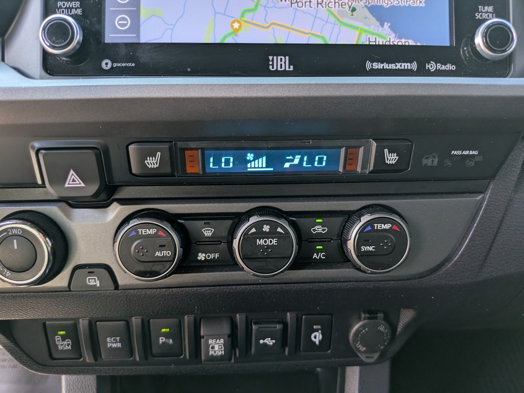 Toyota Tacoma 4WD Vehicle Full-screen Gallery Image 24