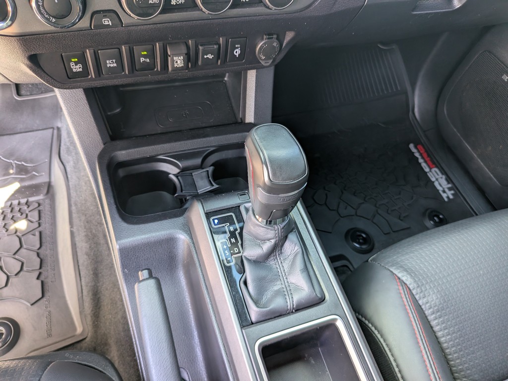 Toyota Tacoma 4WD Vehicle Full-screen Gallery Image 25