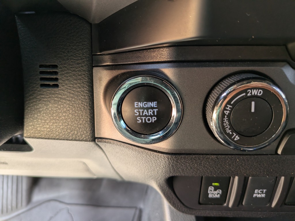 Toyota Tacoma 4WD Vehicle Full-screen Gallery Image 26