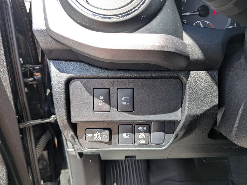 Toyota Tacoma 4WD Vehicle Full-screen Gallery Image 27