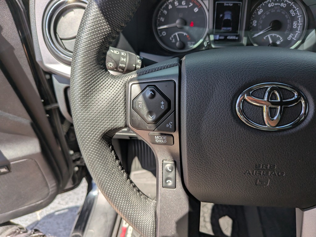 Toyota Tacoma 4WD Vehicle Full-screen Gallery Image 29