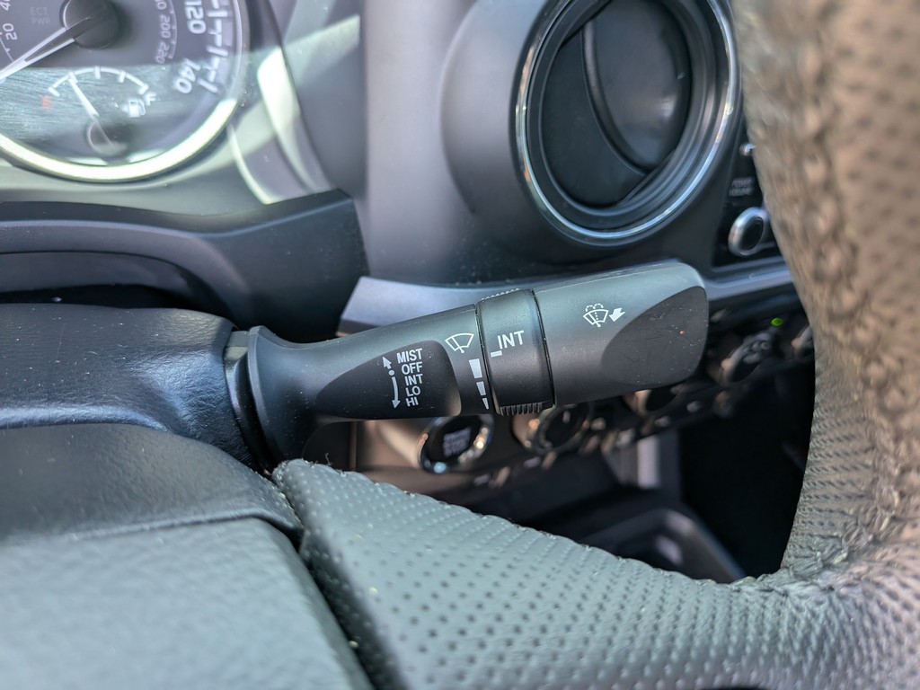 Toyota Tacoma 4WD Vehicle Full-screen Gallery Image 32