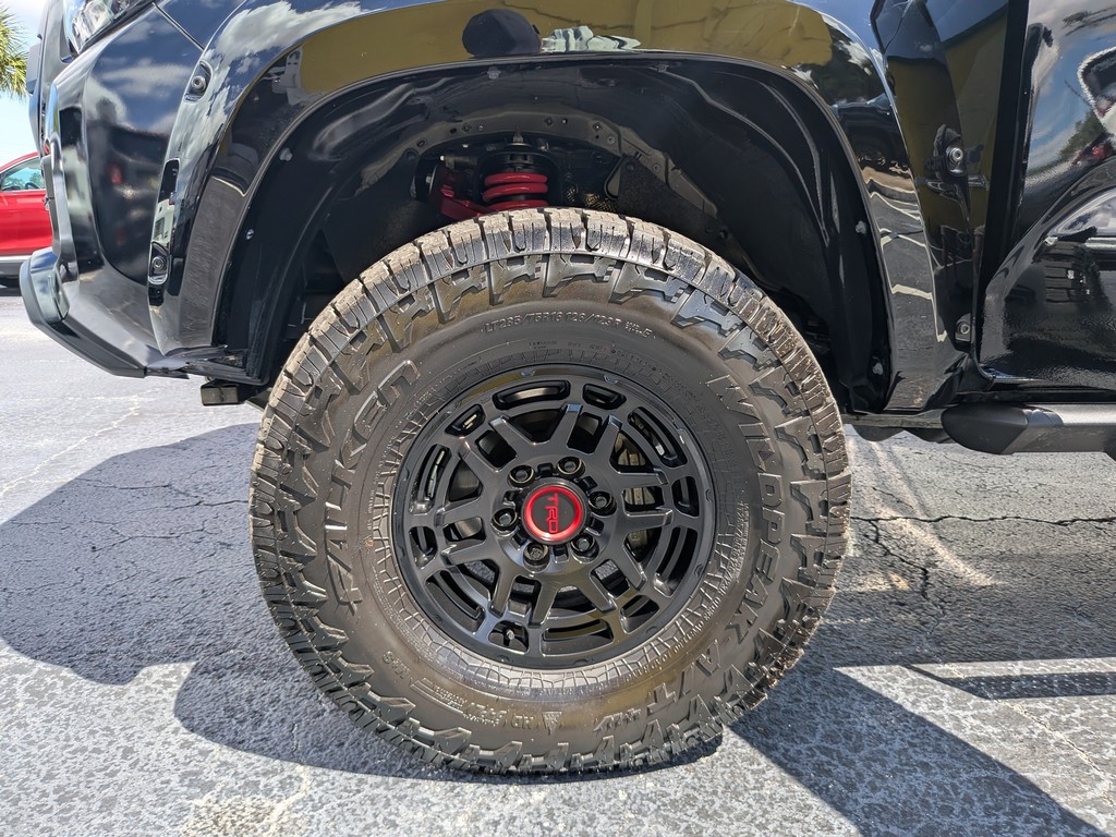 Toyota Tacoma 4WD Vehicle Full-screen Gallery Image 35