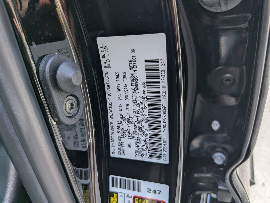 Toyota Tacoma 4WD Vehicle Full-screen Gallery Image 36