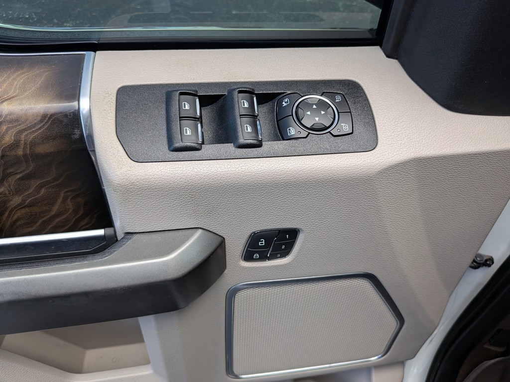 Ford F-150 Vehicle Full-screen Gallery Image 16