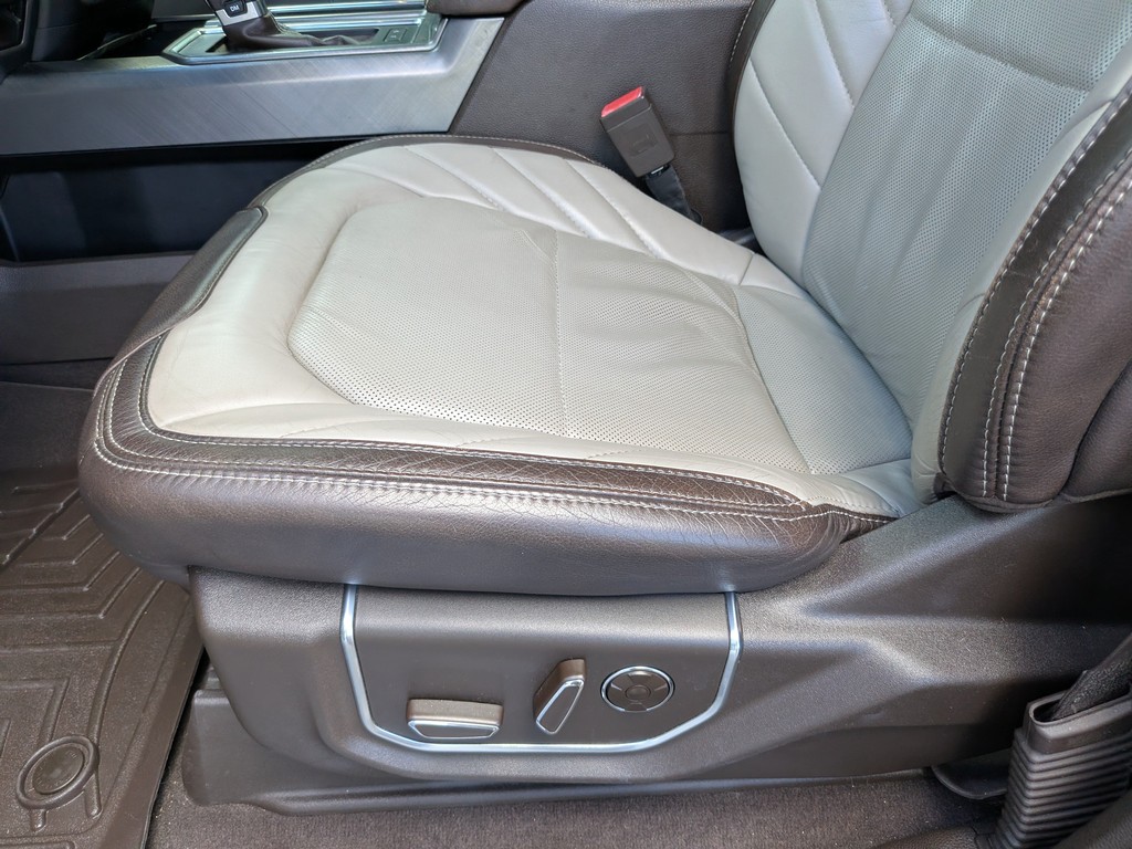 Ford F-150 Vehicle Full-screen Gallery Image 17
