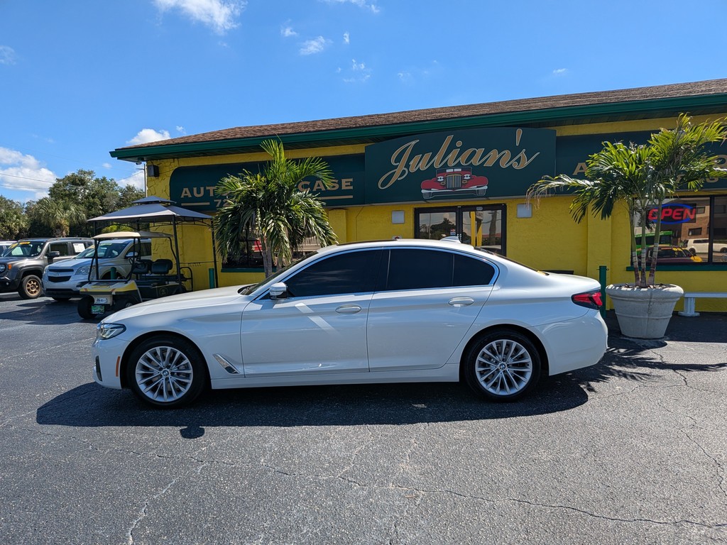 BMW 5 Series Vehicle Full-screen Gallery Image 02