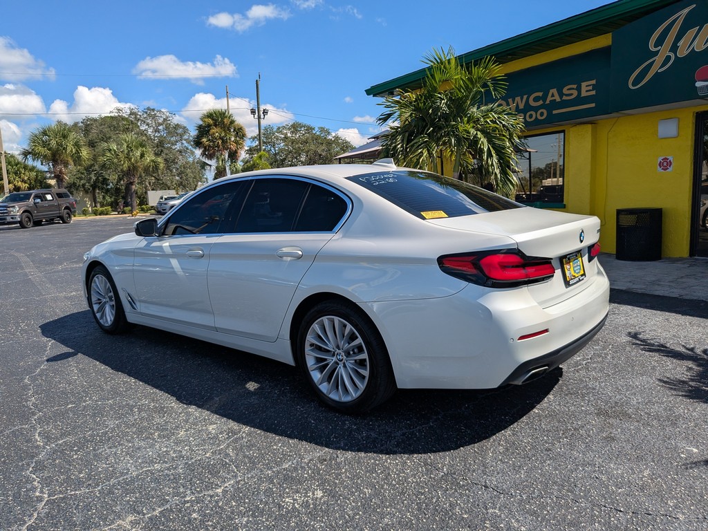 BMW 5 Series Vehicle Full-screen Gallery Image 03