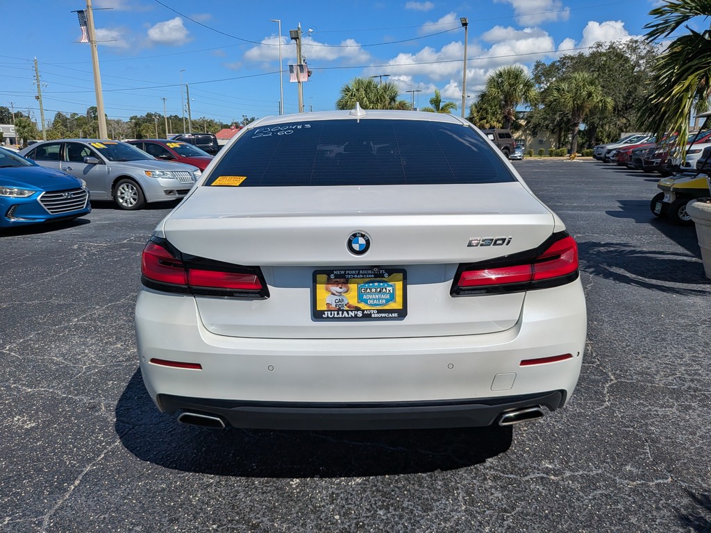 BMW 5 Series Vehicle Full-screen Gallery Image 04