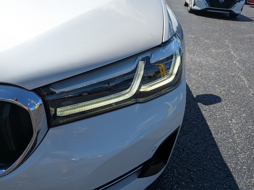 BMW 5 Series Vehicle Full-screen Gallery Image 05