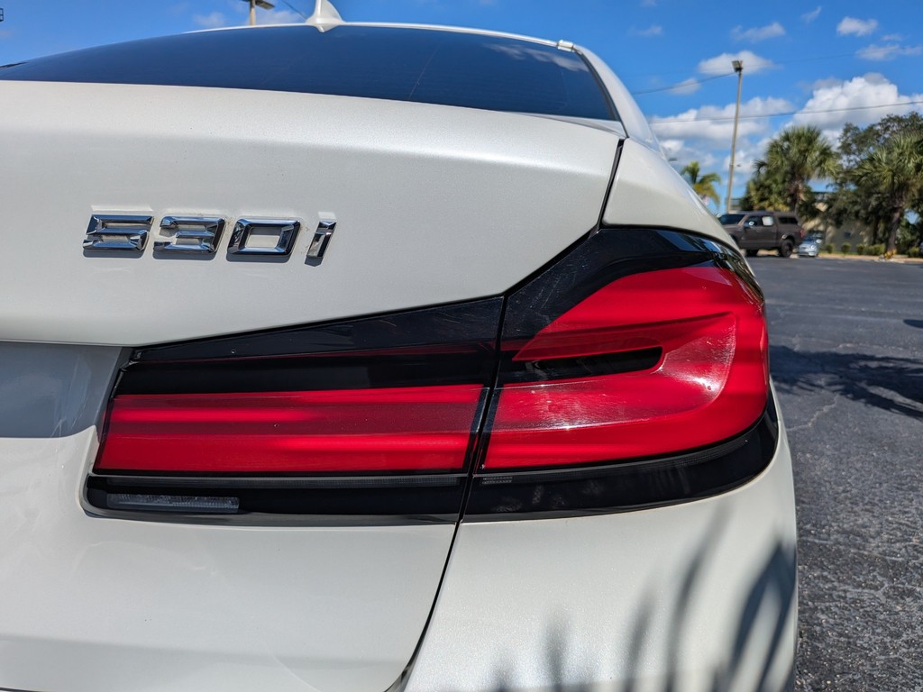 BMW 5 Series Vehicle Full-screen Gallery Image 06