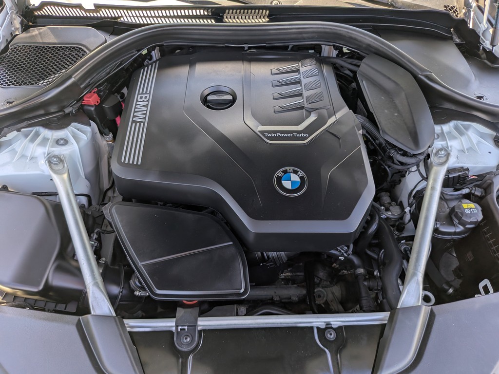 BMW 5 Series Vehicle Full-screen Gallery Image 07