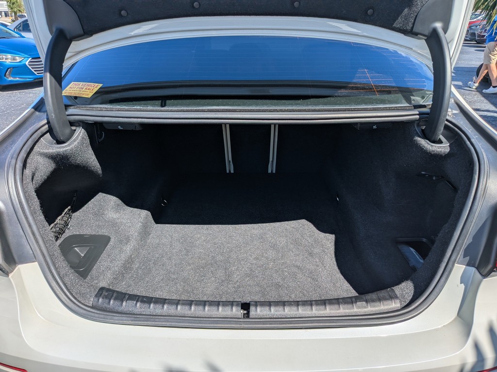 BMW 5 Series Vehicle Full-screen Gallery Image 08