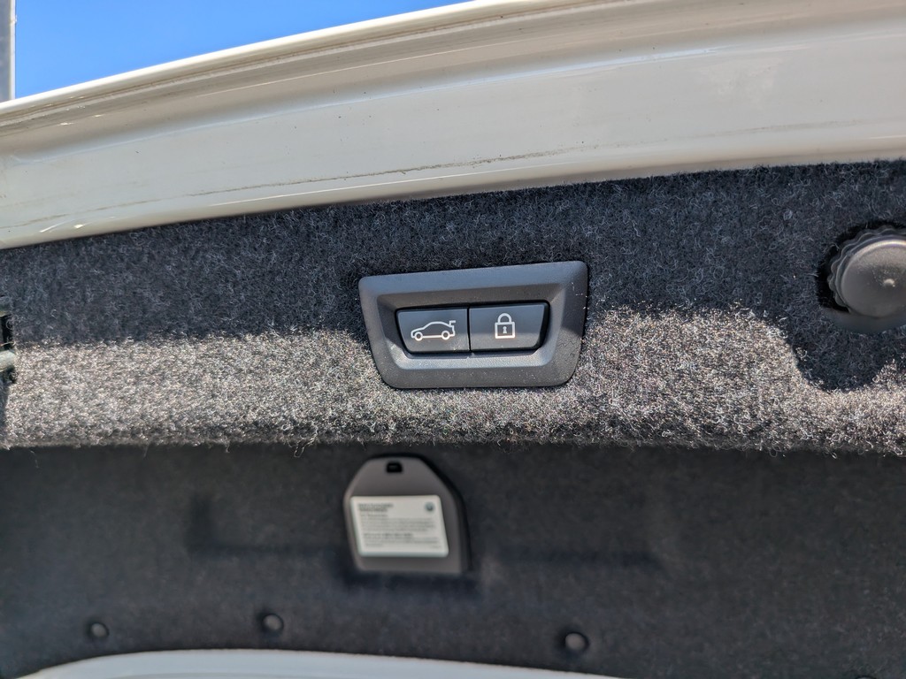 BMW 5 Series Vehicle Full-screen Gallery Image 09