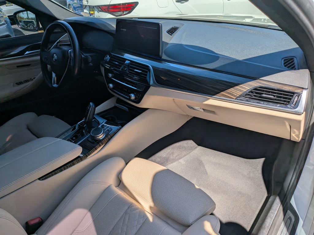 BMW 5 Series Vehicle Full-screen Gallery Image 10