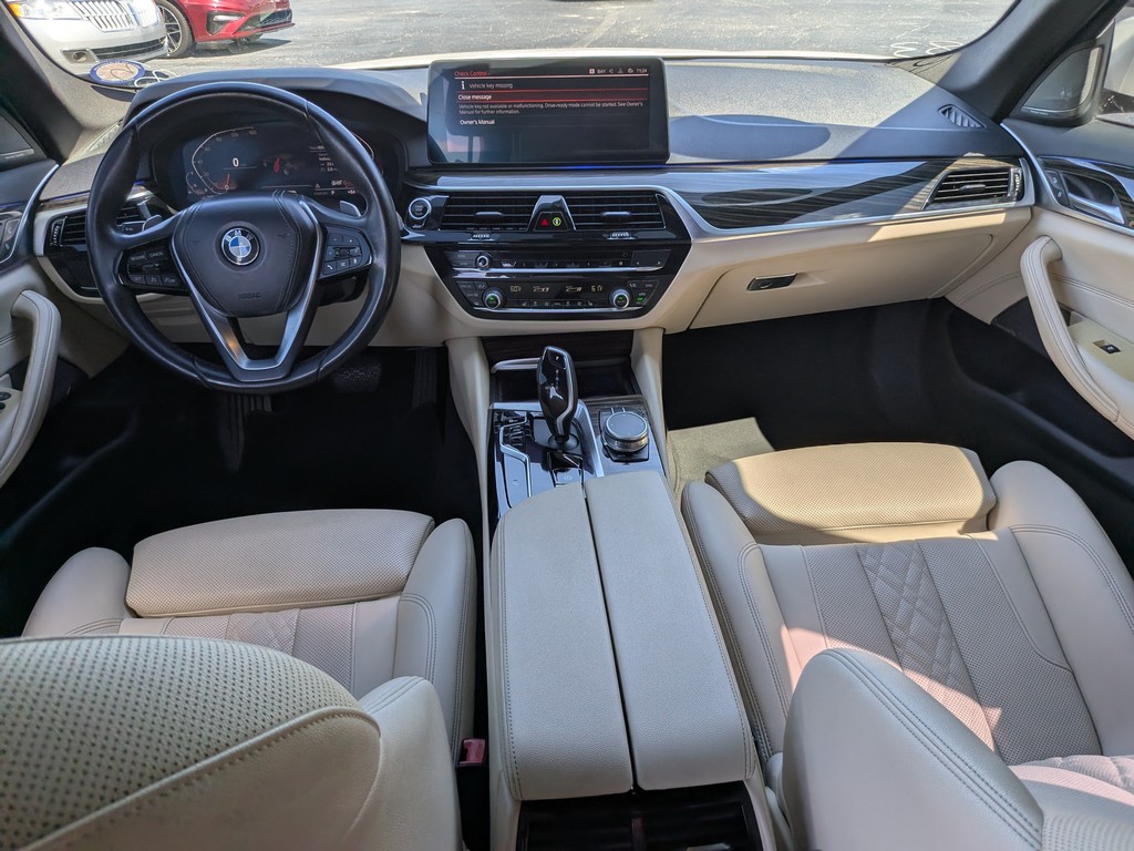 BMW 5 Series Vehicle Full-screen Gallery Image 11