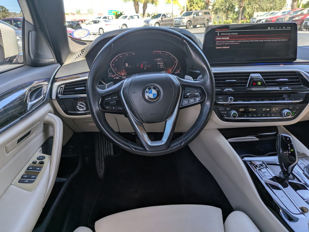 BMW 5 Series Vehicle Full-screen Gallery Image 12