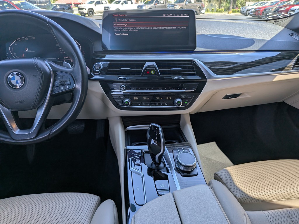 BMW 5 Series Vehicle Full-screen Gallery Image 13