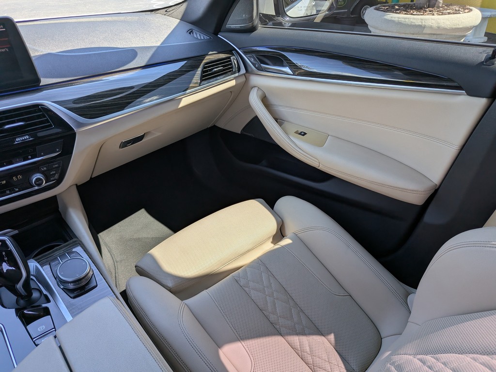 BMW 5 Series Vehicle Full-screen Gallery Image 14
