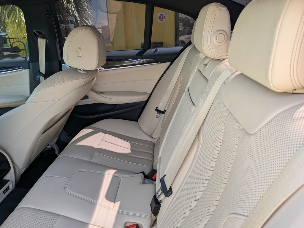 BMW 5 Series Vehicle Full-screen Gallery Image 15
