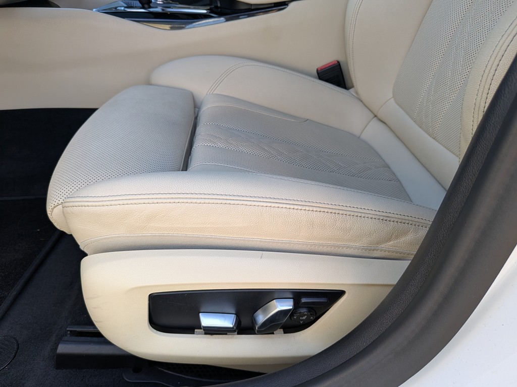 BMW 5 Series Vehicle Full-screen Gallery Image 16
