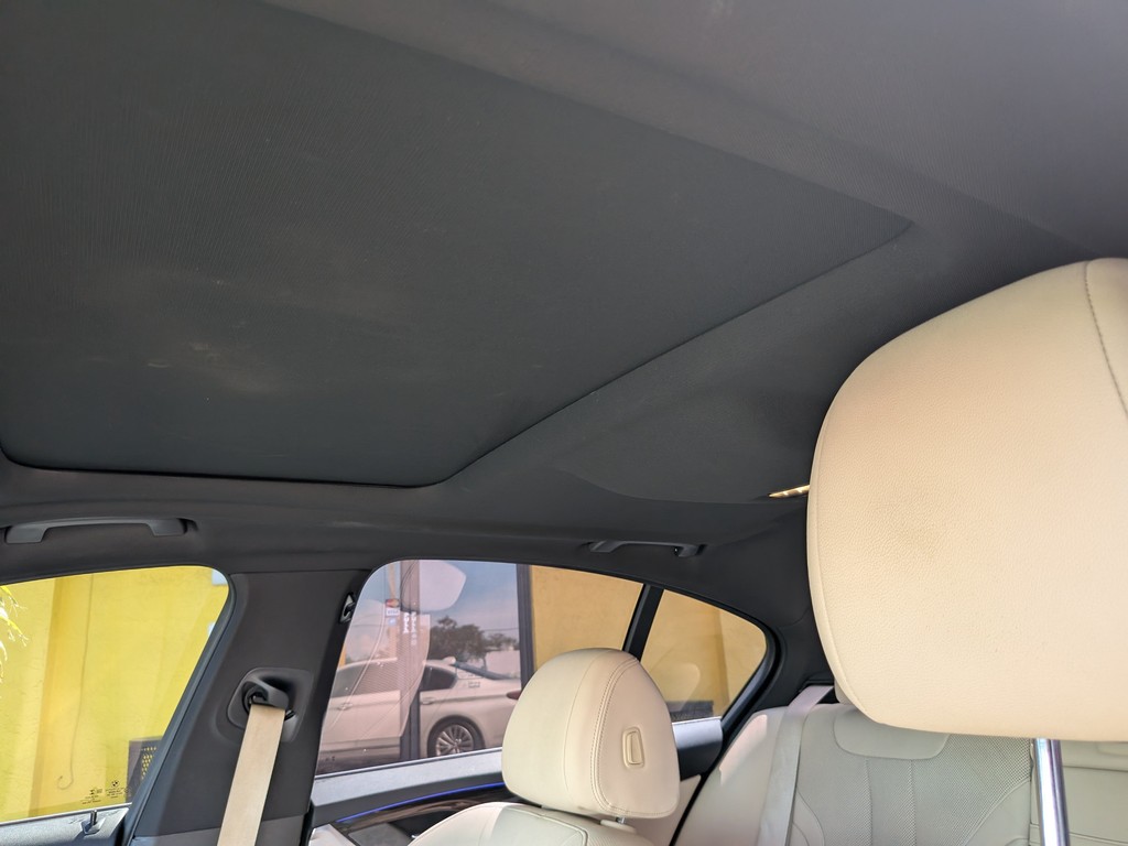 BMW 5 Series Vehicle Full-screen Gallery Image 17
