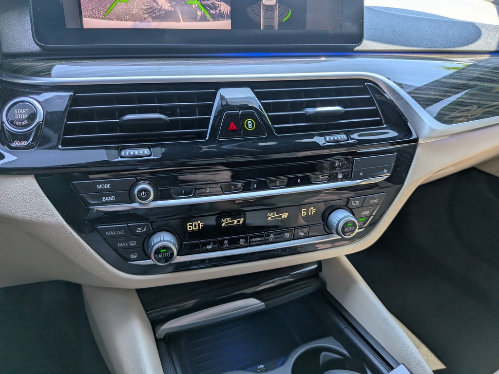 BMW 5 Series Vehicle Full-screen Gallery Image 20
