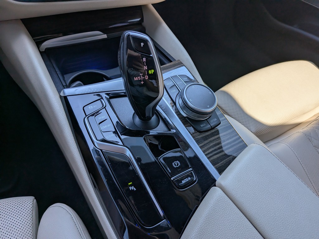BMW 5 Series Vehicle Full-screen Gallery Image 21
