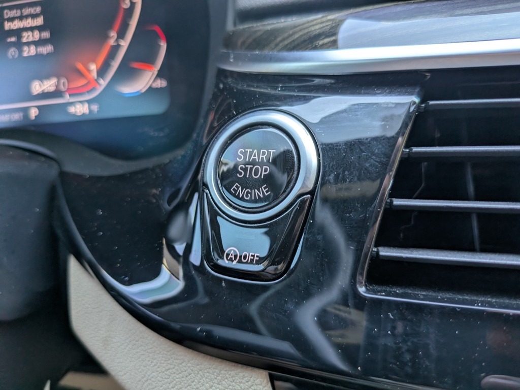 BMW 5 Series Vehicle Full-screen Gallery Image 22