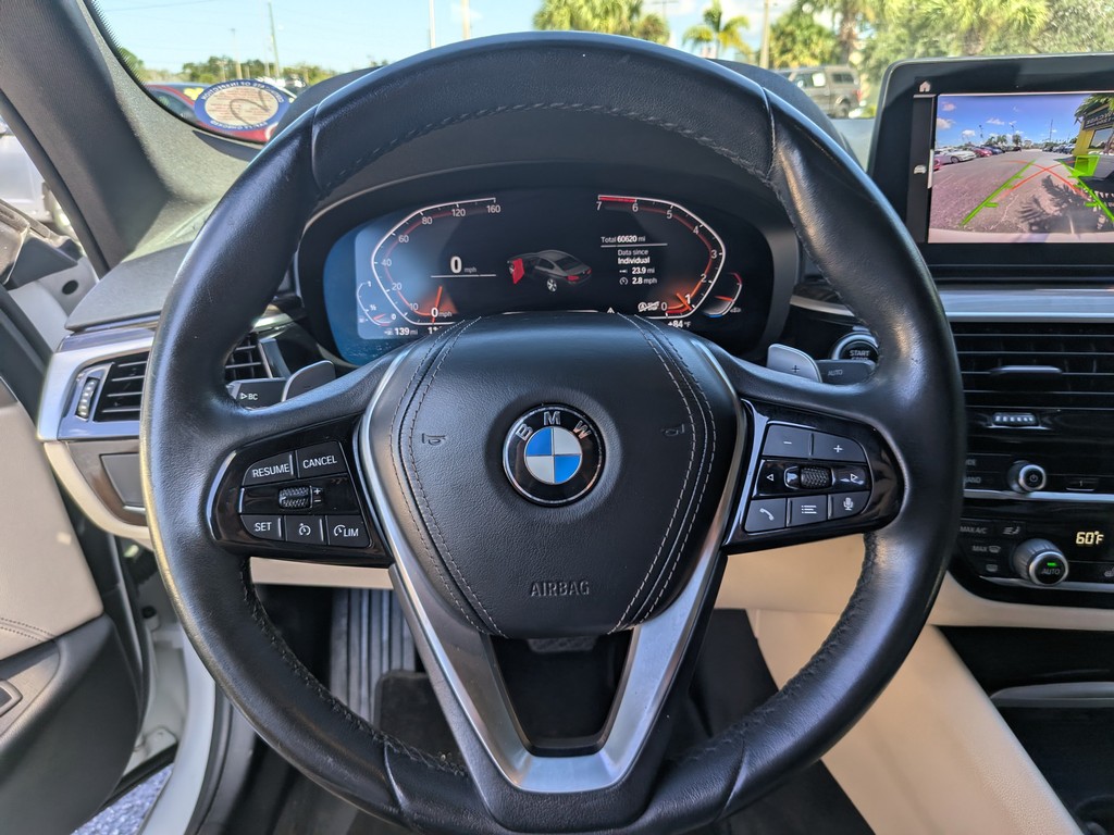 BMW 5 Series Vehicle Full-screen Gallery Image 24