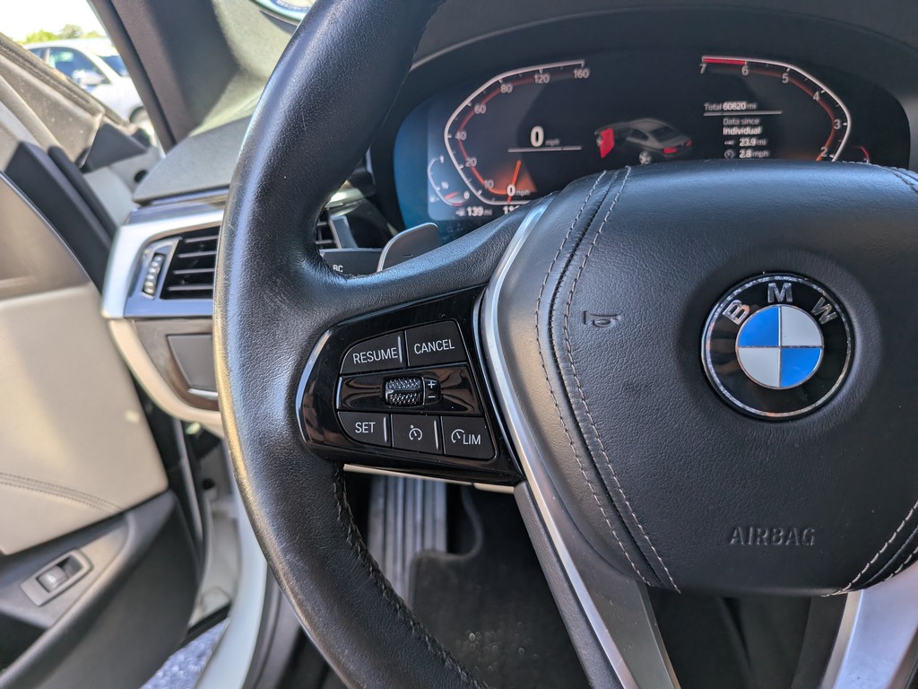 BMW 5 Series Vehicle Full-screen Gallery Image 25