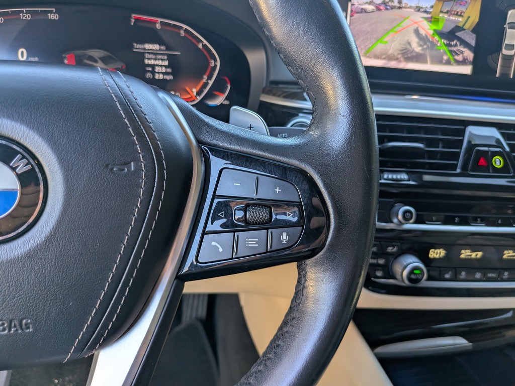 BMW 5 Series Vehicle Full-screen Gallery Image 26