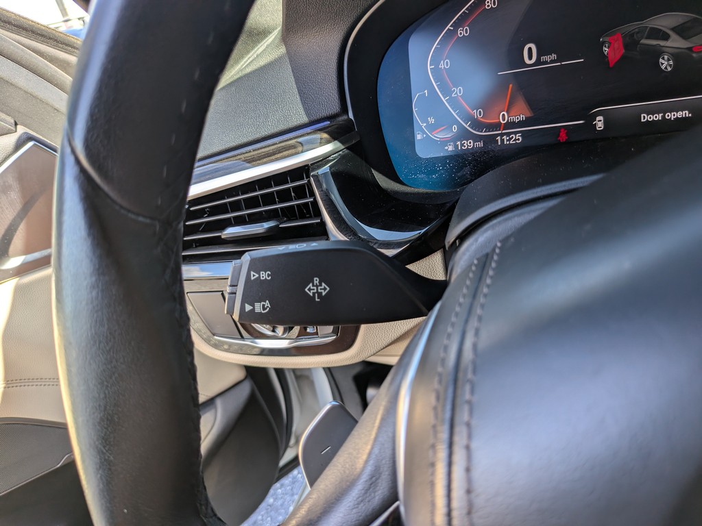 BMW 5 Series Vehicle Full-screen Gallery Image 27