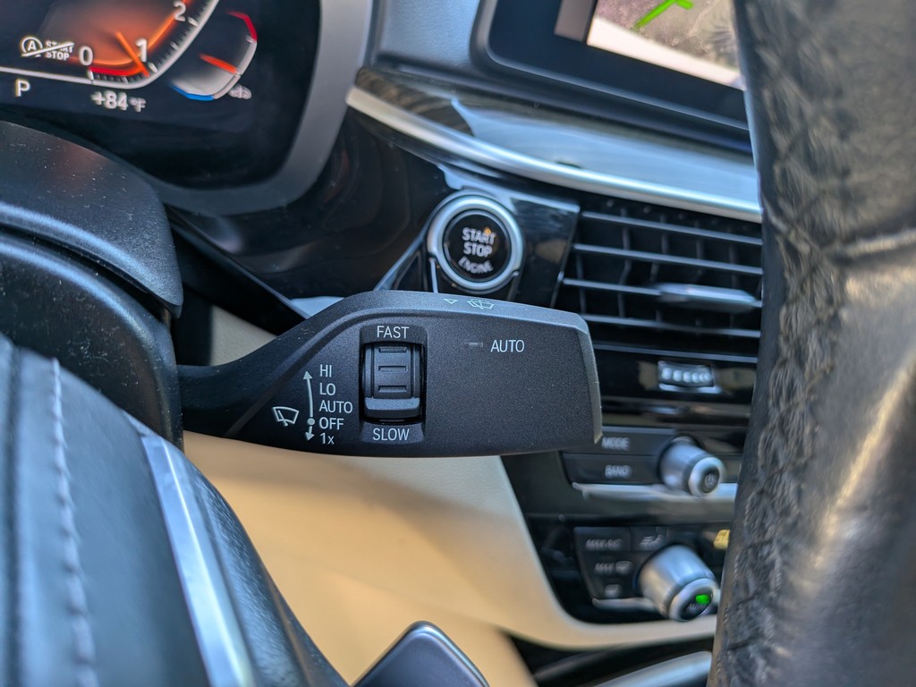 BMW 5 Series Vehicle Full-screen Gallery Image 28
