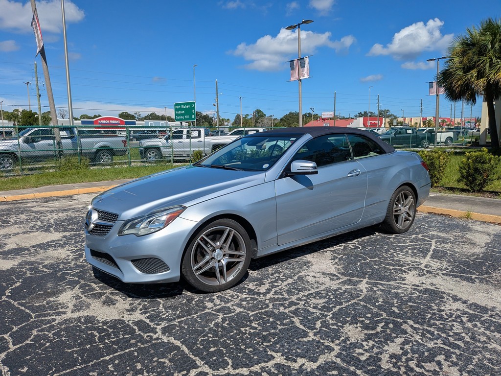 Mercedes-Benz E-Class Vehicle Full-screen Gallery Image 02