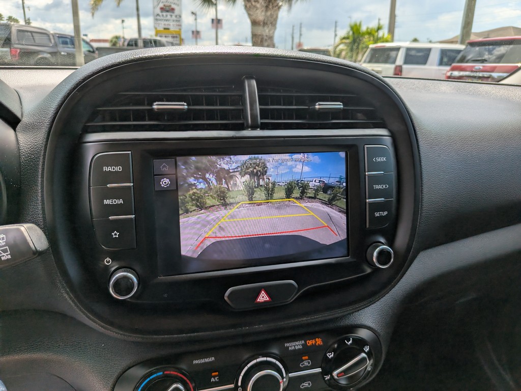 Kia Soul Vehicle Full-screen Gallery Image 12