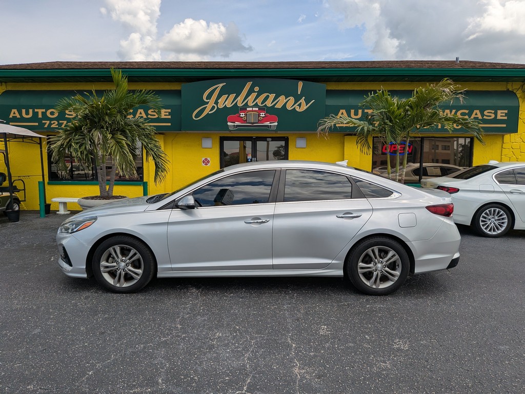 Hyundai Sonata Vehicle Full-screen Gallery Image 02