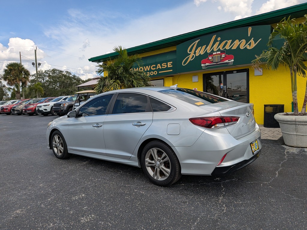 Hyundai Sonata Vehicle Full-screen Gallery Image 03